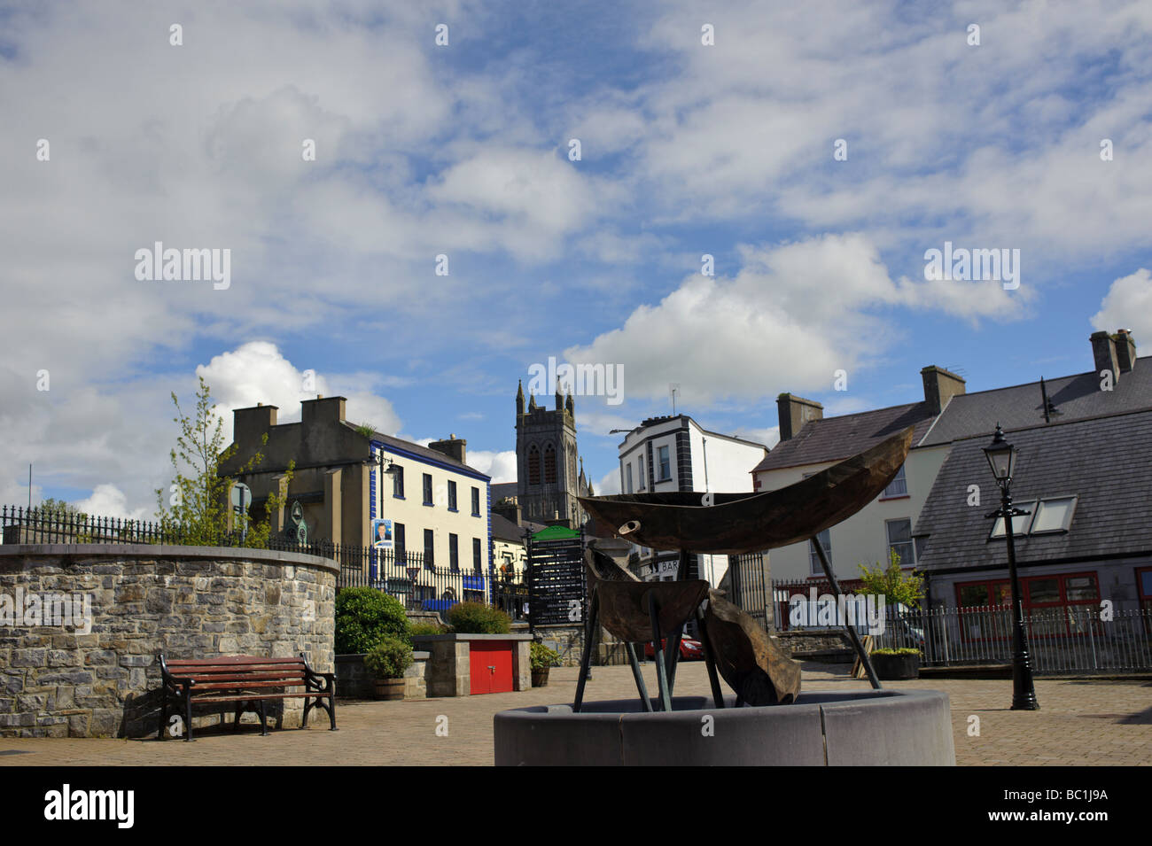 Curagh statua, o barca della pelle statua, fino Main Street a Carrick on Shannon, Irlanda Foto Stock