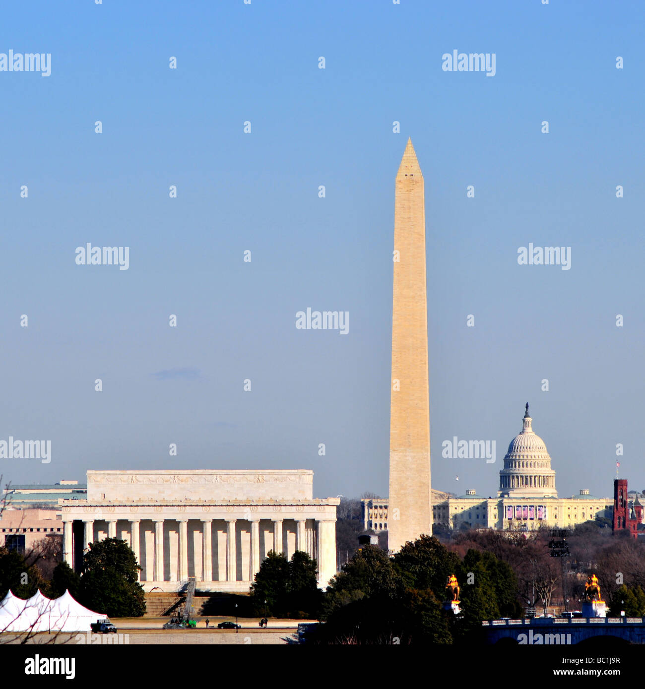 Bella vista al tramonto dell'orizzonte cittadino di Washington DC che mostra il Lincoln Memorial, il Monumento a Washington e United States Capitol Building Foto Stock