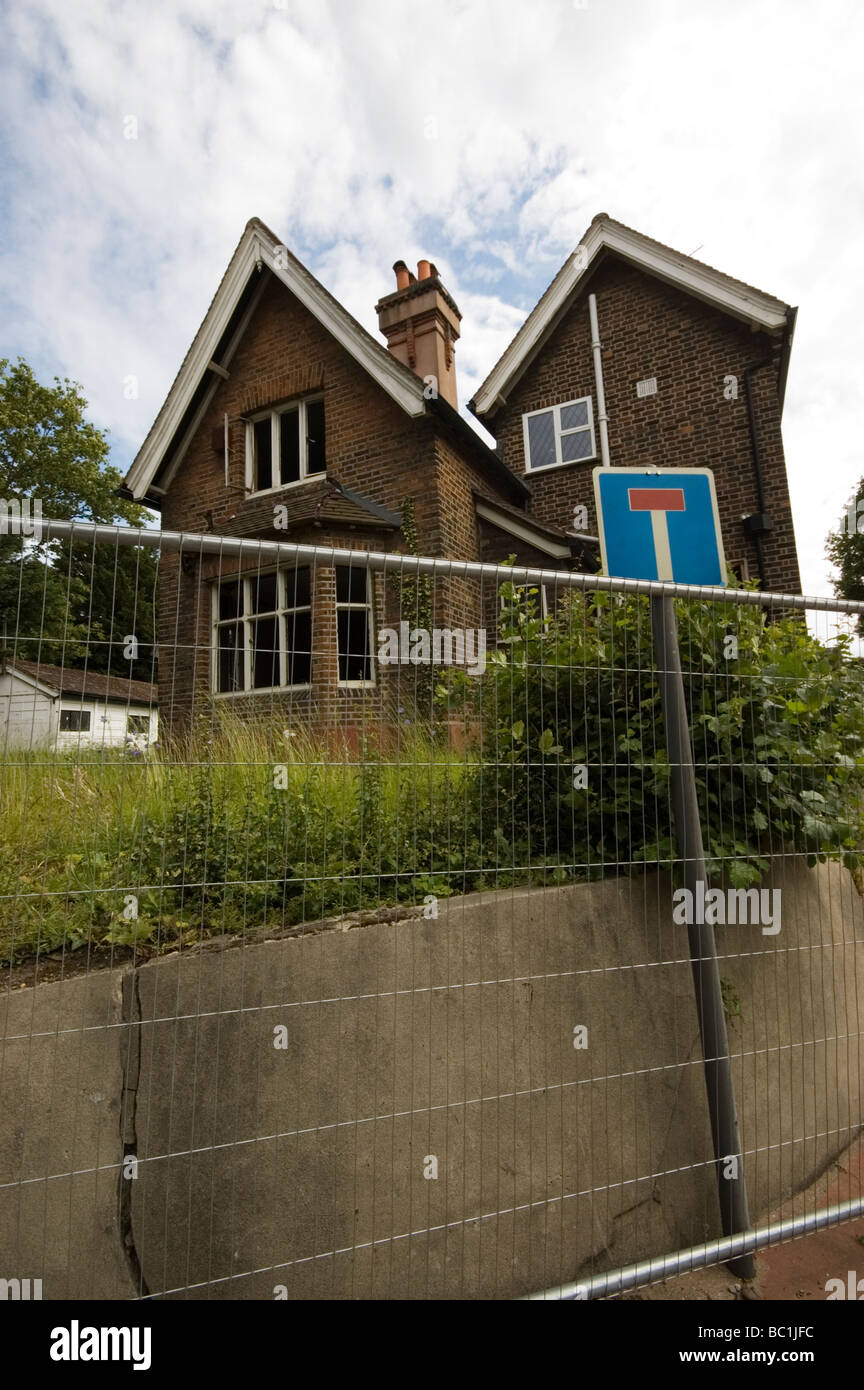 Un abbandonato casa suburbana a Bromley, Kent, Inghilterra Foto Stock