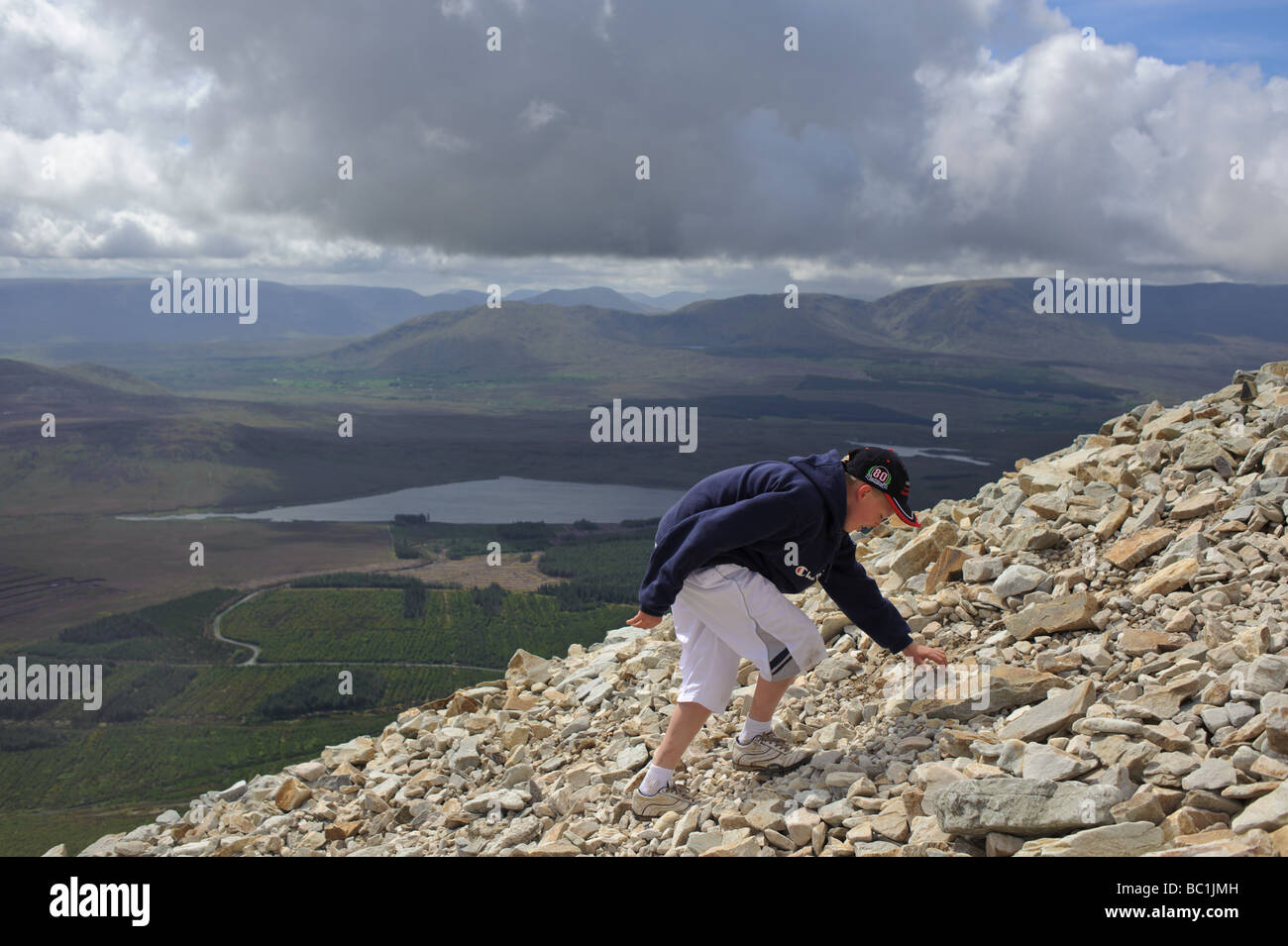 Scrambling alpinisti fino il sentiero roccioso a Croagh Patrick nella contea di Mayo in Irlanda un pellegrinaggio irlandese Foto Stock