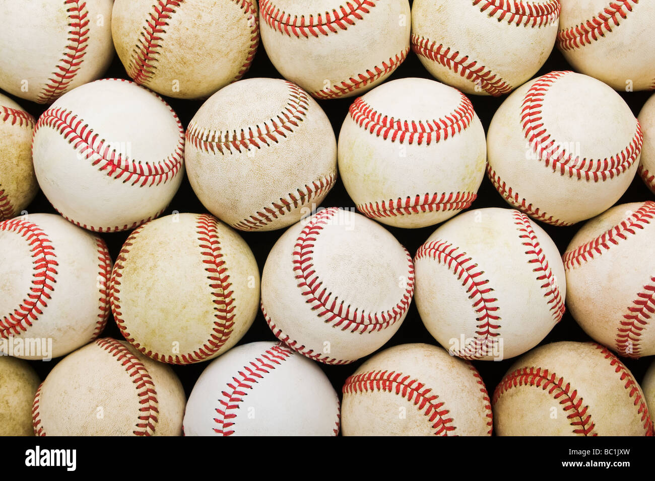 Vista verso il basso del gruppo di usato baseballs indossati a stretto righe, il riempimento di tutta l'immagine. Foto Stock