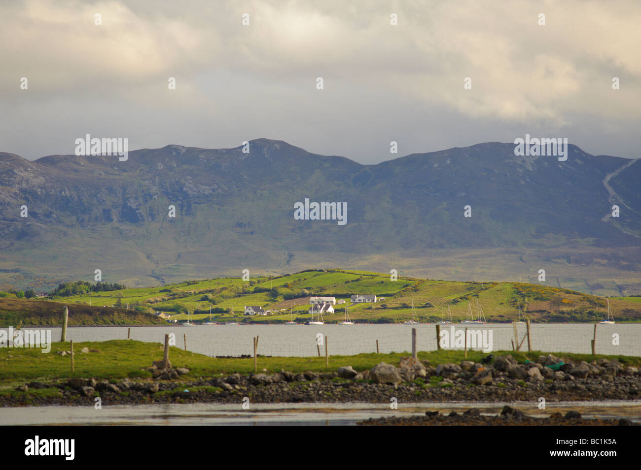 La Baia di Clew a Kilmeena nella contea di Mayo con percorso fino Croagh Patrick in background della contea di Mayo, Irlanda Foto Stock