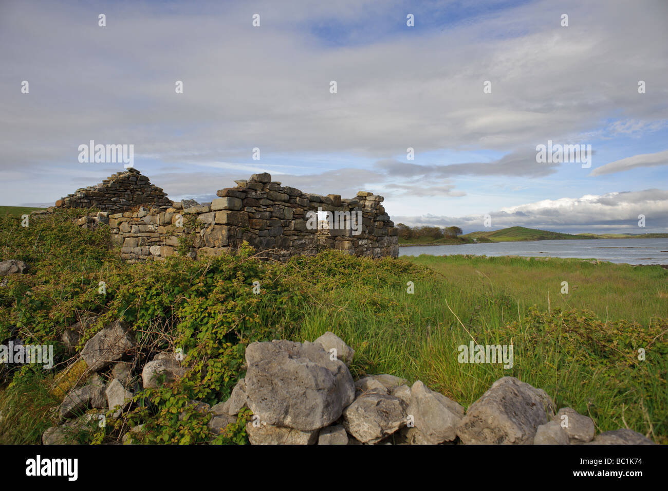 Ruderi di pietra di un irish house sulla Clew Bay vicino a Westport County Mayo Irlanda Foto Stock