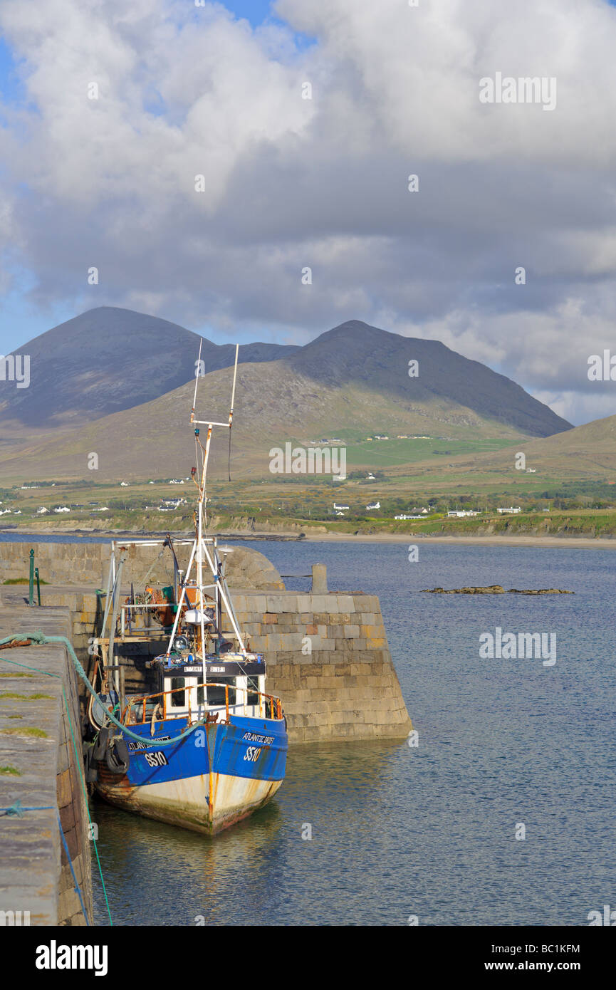 Barche da pesca sulla Clew Bay County Mayo con Croagh Patrick in background Foto Stock