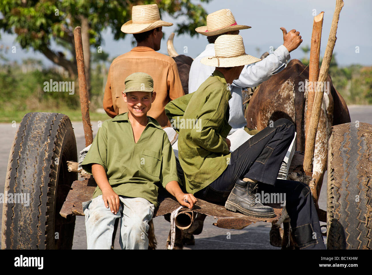 Campesinos cubani che viaggiano su un bue disegnato carrello. Pinar del Rio Provincia, Cuba Foto Stock