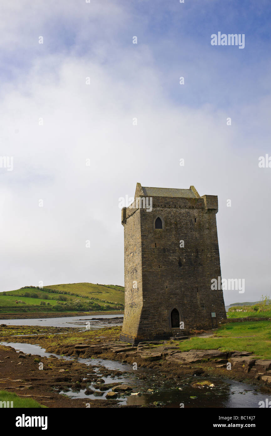 Rockfleet Castle o Carrigahowley torre quattrocentesca che apparteneva a Granuaile il pirata Regina vicino a Westport sulla Baia di Clew Foto Stock