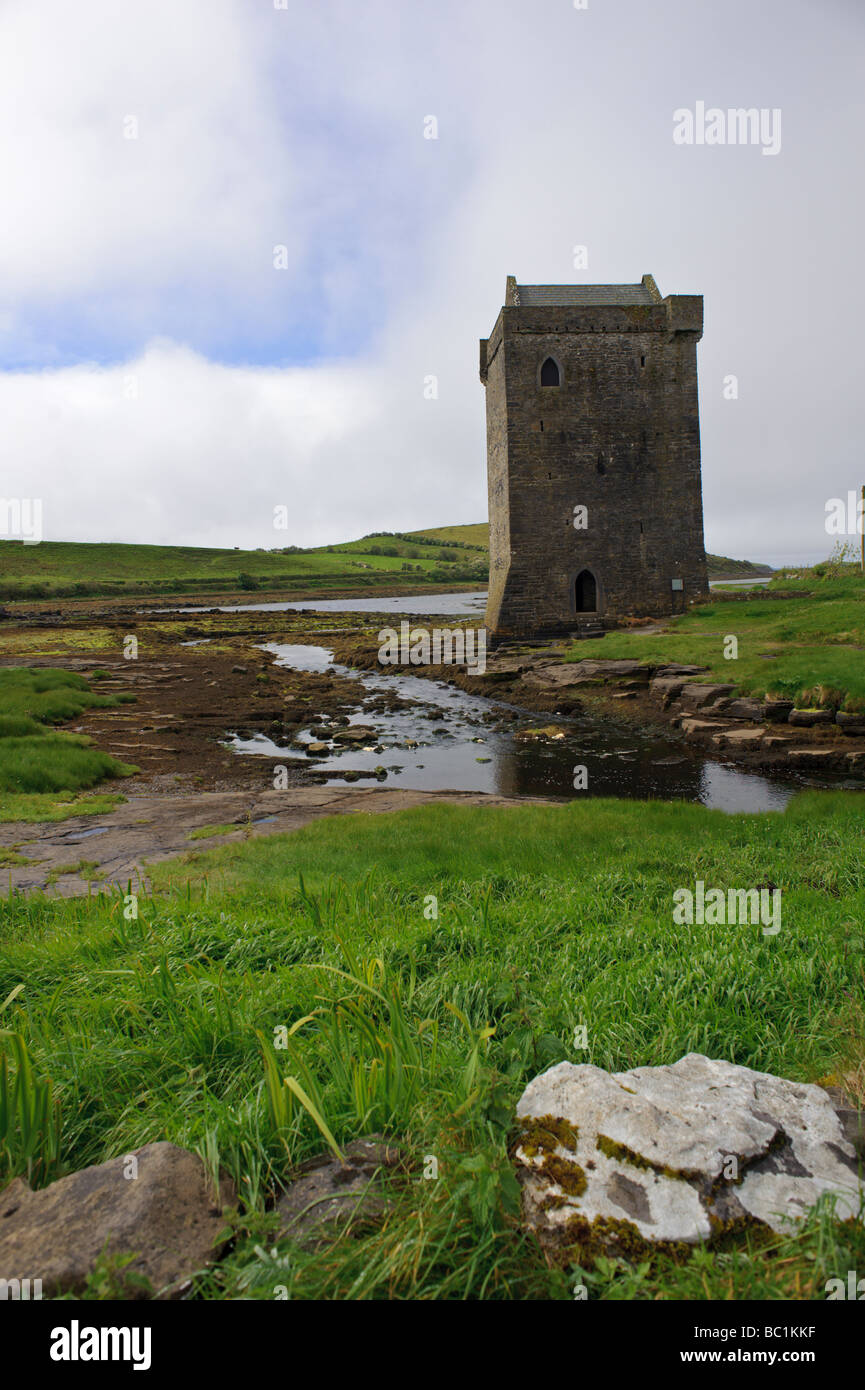 Rockfleet Castle o Carrigahowley torre quattrocentesca che apparteneva a Granuaile il pirata Regina vicino a Westport sulla Baia di Clew Foto Stock