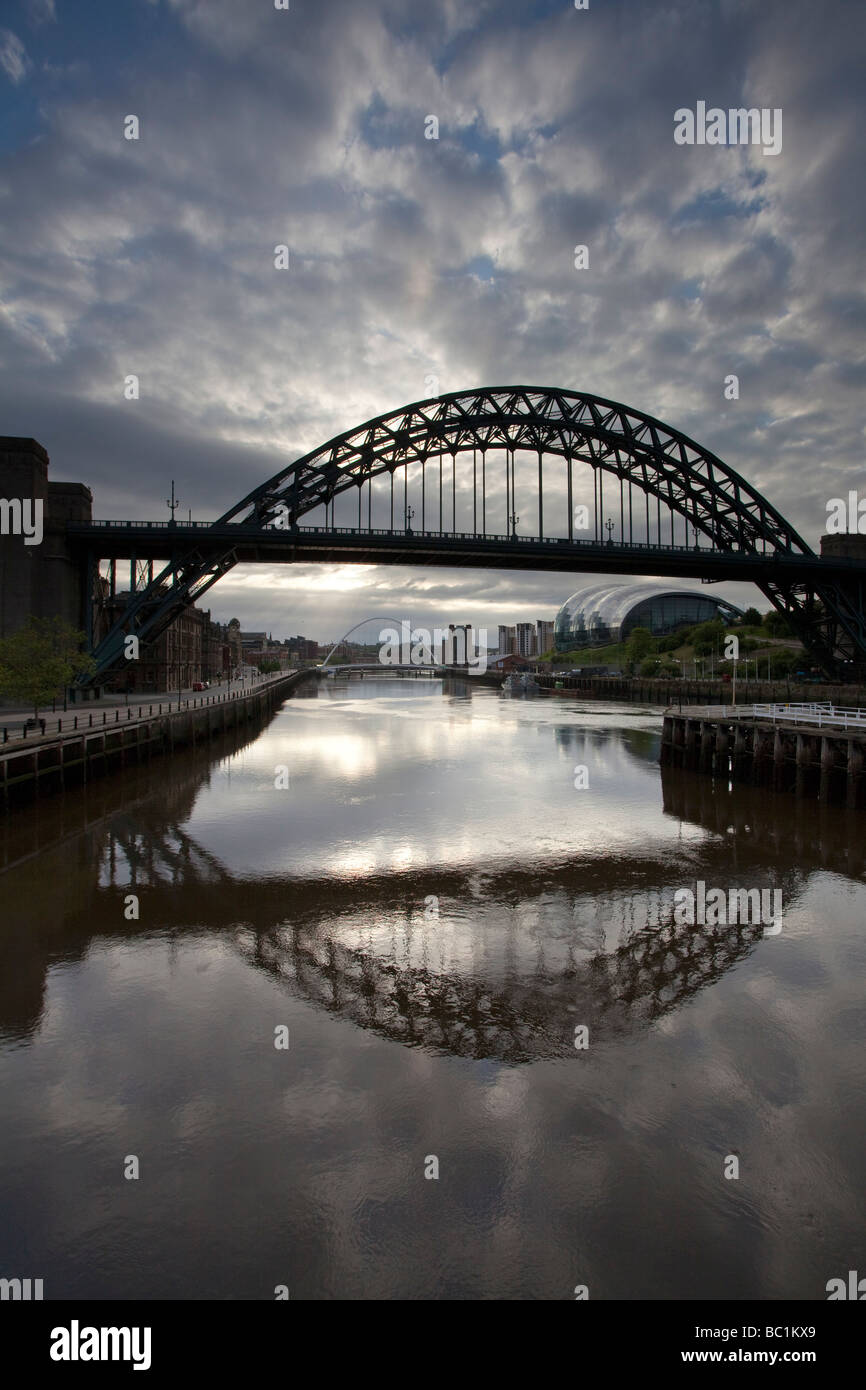 Giugno giovedì mattina sul fiume Tyne Newcastle upon Tyne Foto Stock