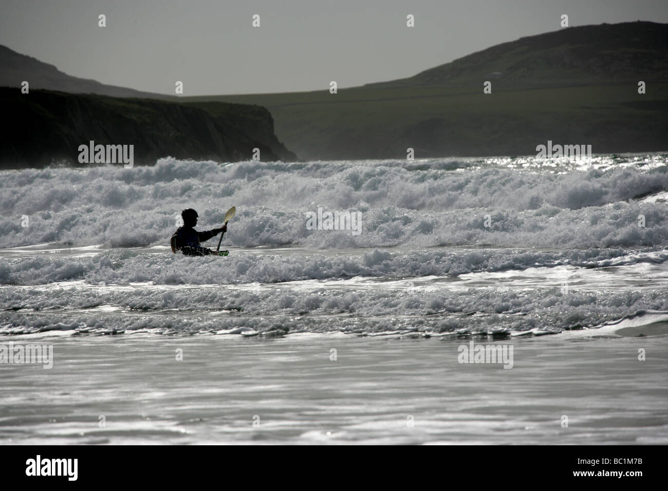 Area di Whitesands Bay, il Galles. Semi stagliano vista di un lone Kayaker a Whitesands Bay, durante una ruvida lo stato del mare. Foto Stock