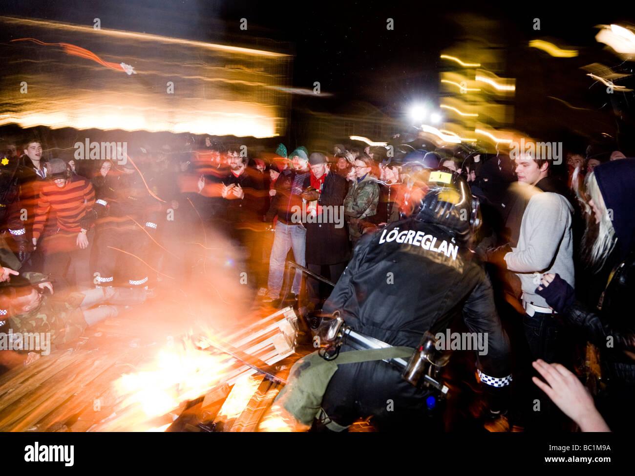 I dimostranti protestano fuori il parlamento islandese ha il martedì notte e il didn t stop fino alle 4 del mattino di mercoledì mattina 21 01 2009 Foto Stock