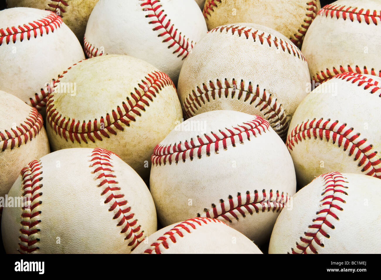 Verso il basso la vista frontale di un gruppo di impiegati baseballs indossati a stretto riempire le righe l'immagine intera Foto Stock