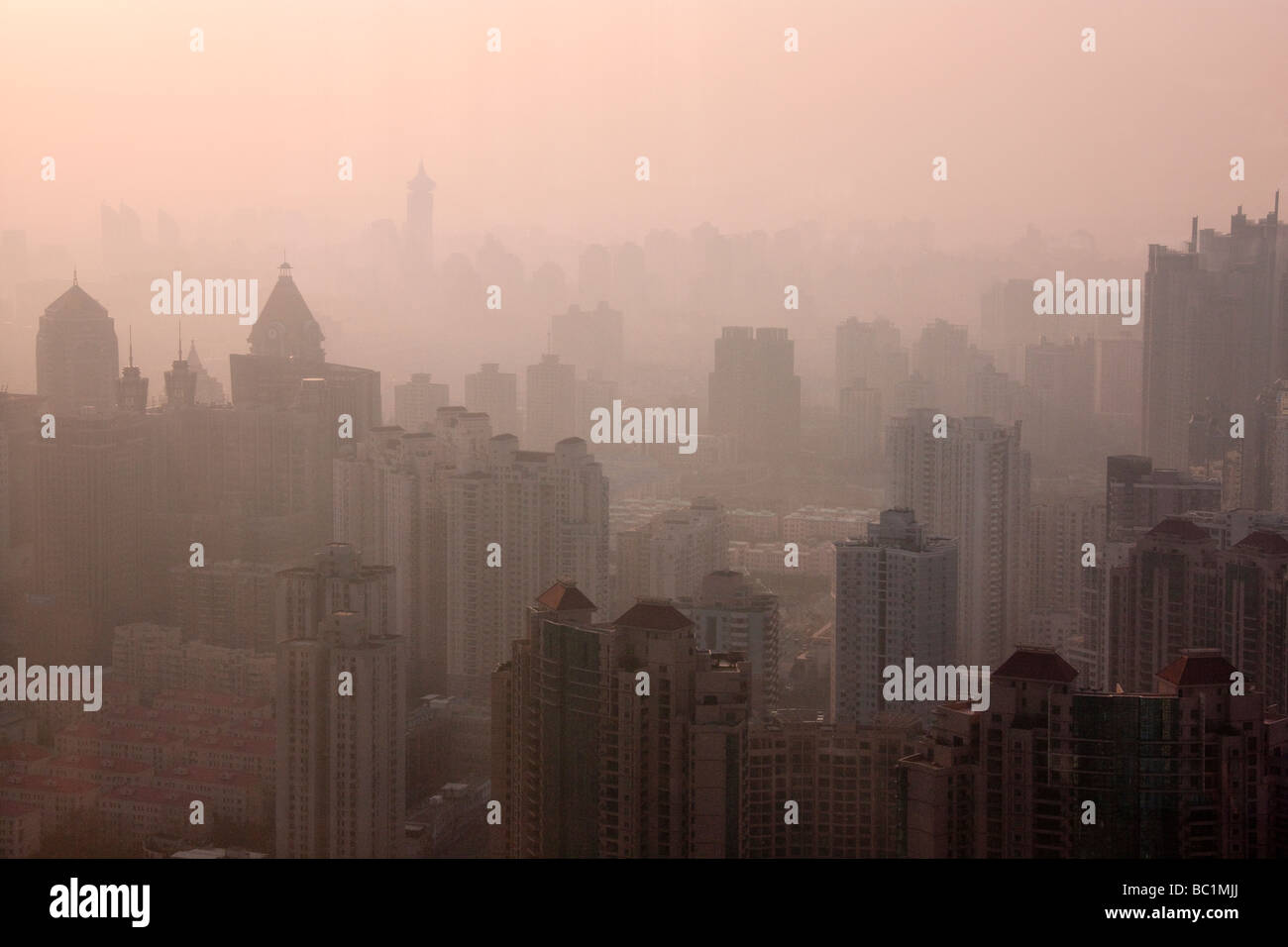 Skyline del centro nella nebbia di mattina Shanghai in Cina Foto Stock