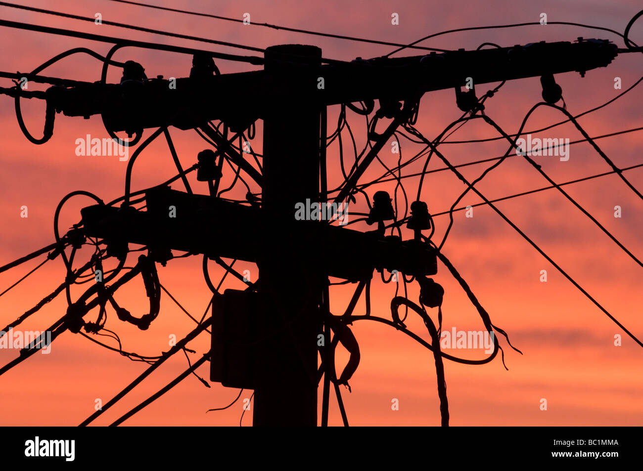 Polo di alimentazione stagliano tramonto Foto Stock