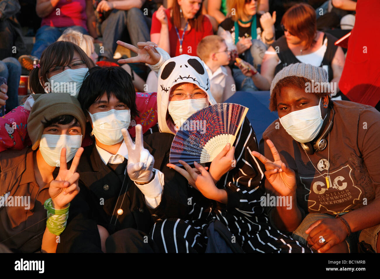 Gruppo di 5 giovani persone che indossano maschere per viso e mostrando il segno di vittoria sul giapponese giorno a Düsseldorf 2009 Tag Giappone Foto Stock