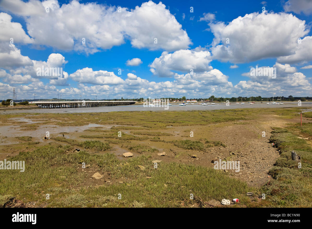 Vista attraverso la fine del Sweare profondo porto di Chichester da Hayling Island all'affascinante villaggio di Langstone Foto Stock