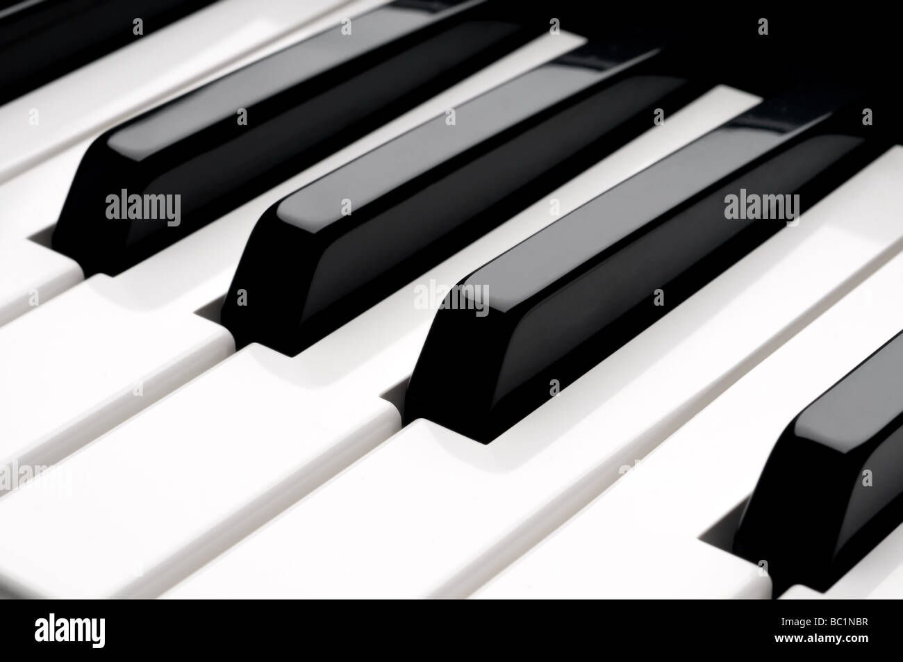 Un piano orizzontale di chiusura del piano i tasti della tastiera Foto Stock