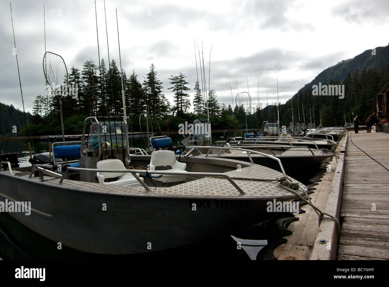 Consolle centrale alluminio sport barche da pesca legato fino al lodge dock Foto Stock