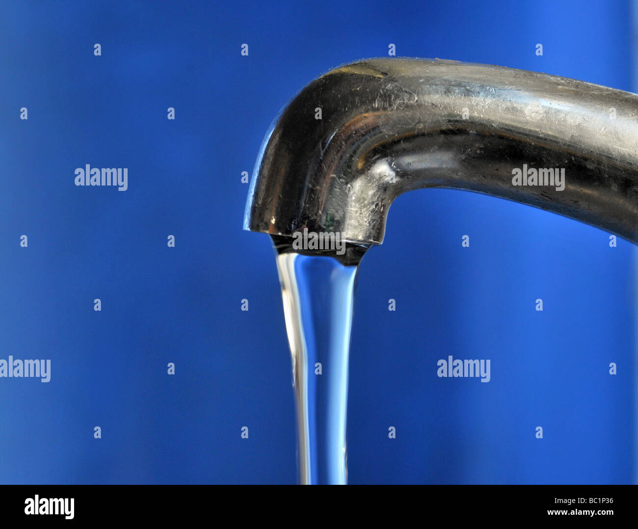 Acqua che scorre da un rubinetto. Foto Stock