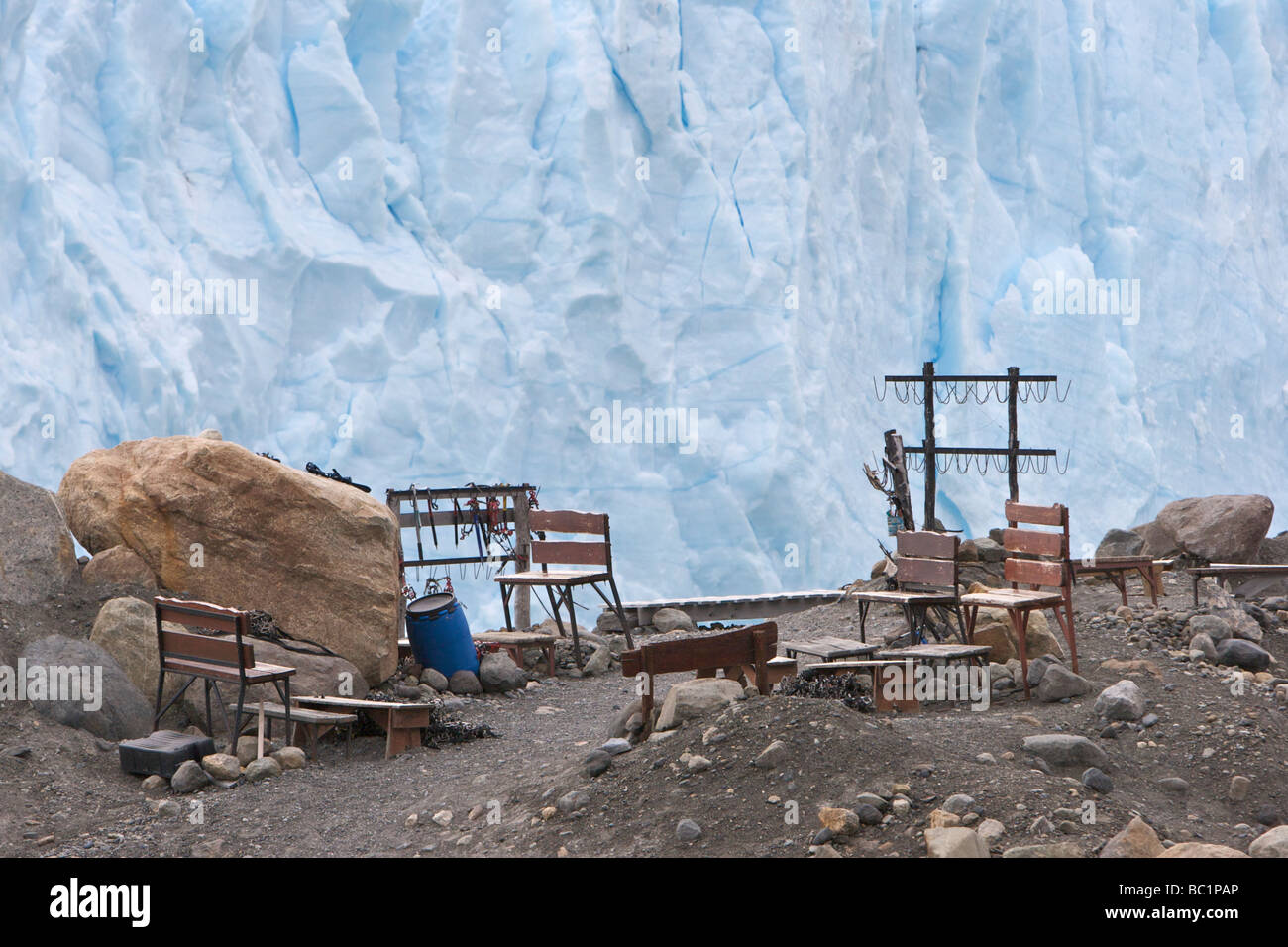 Un rampone deserta stazione di montaggio in corrispondenza della faccia terminale del Ghiacciaio Perito Moreno, Patagonia, Argentina. Foto Stock
