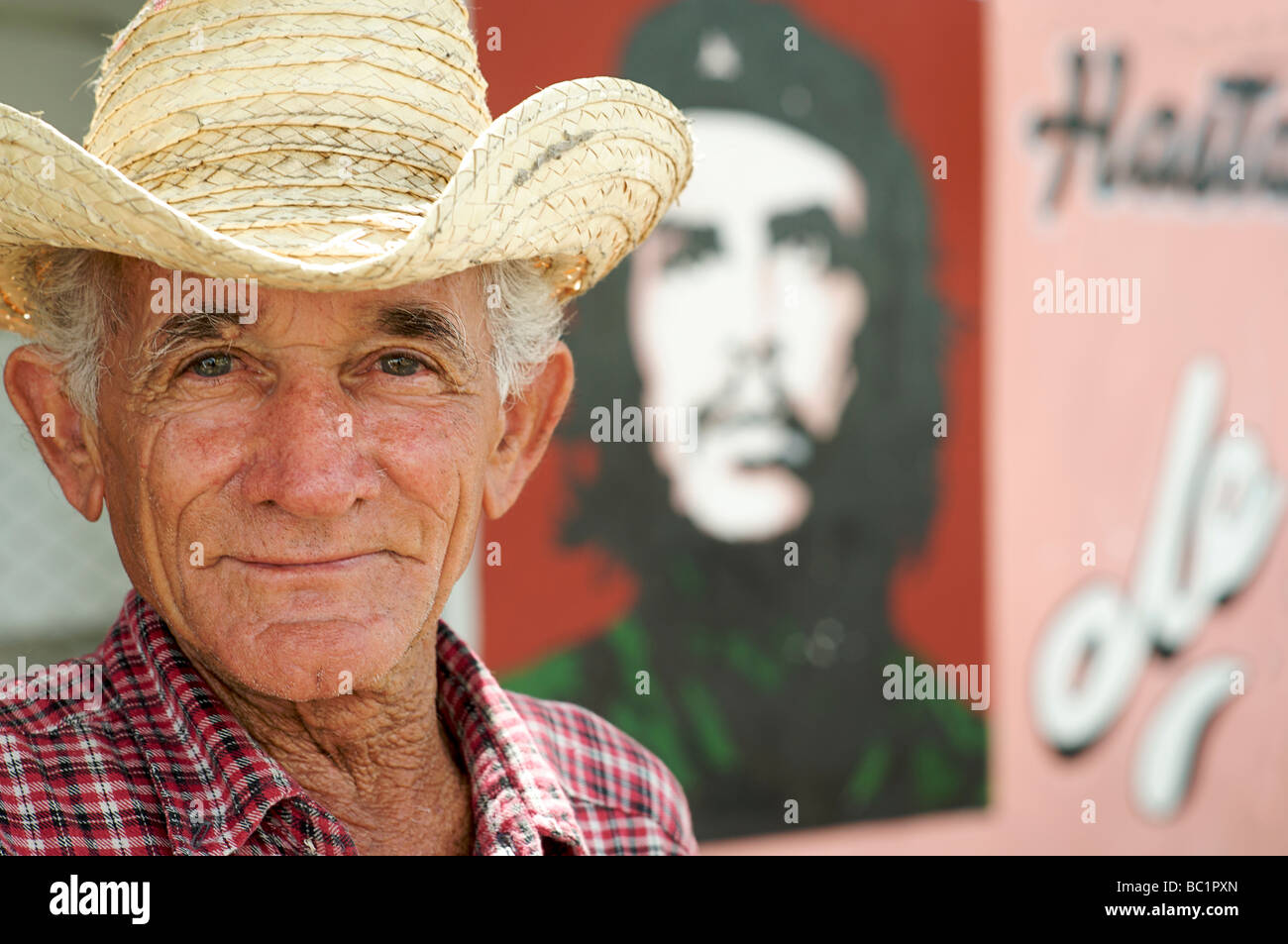 Campesino cubano nel cappello distintivo al fianco di una pittura murale di  Che Guevara. Pinar del Rio, Cuba Foto stock - Alamy