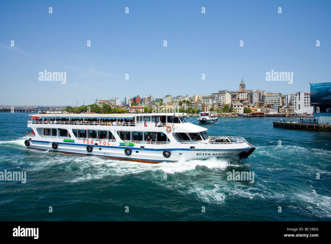 Traghetto sul Bosforo , Torre Galata city Istanbul Foto Stock