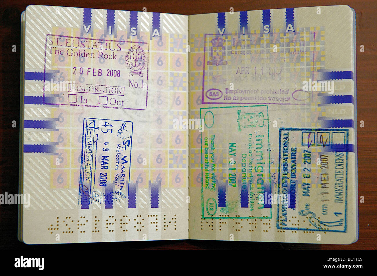 Passaporto olandese e i francobolli da St Eustatius St Maarten Curacao e Bonaire Foto Stock