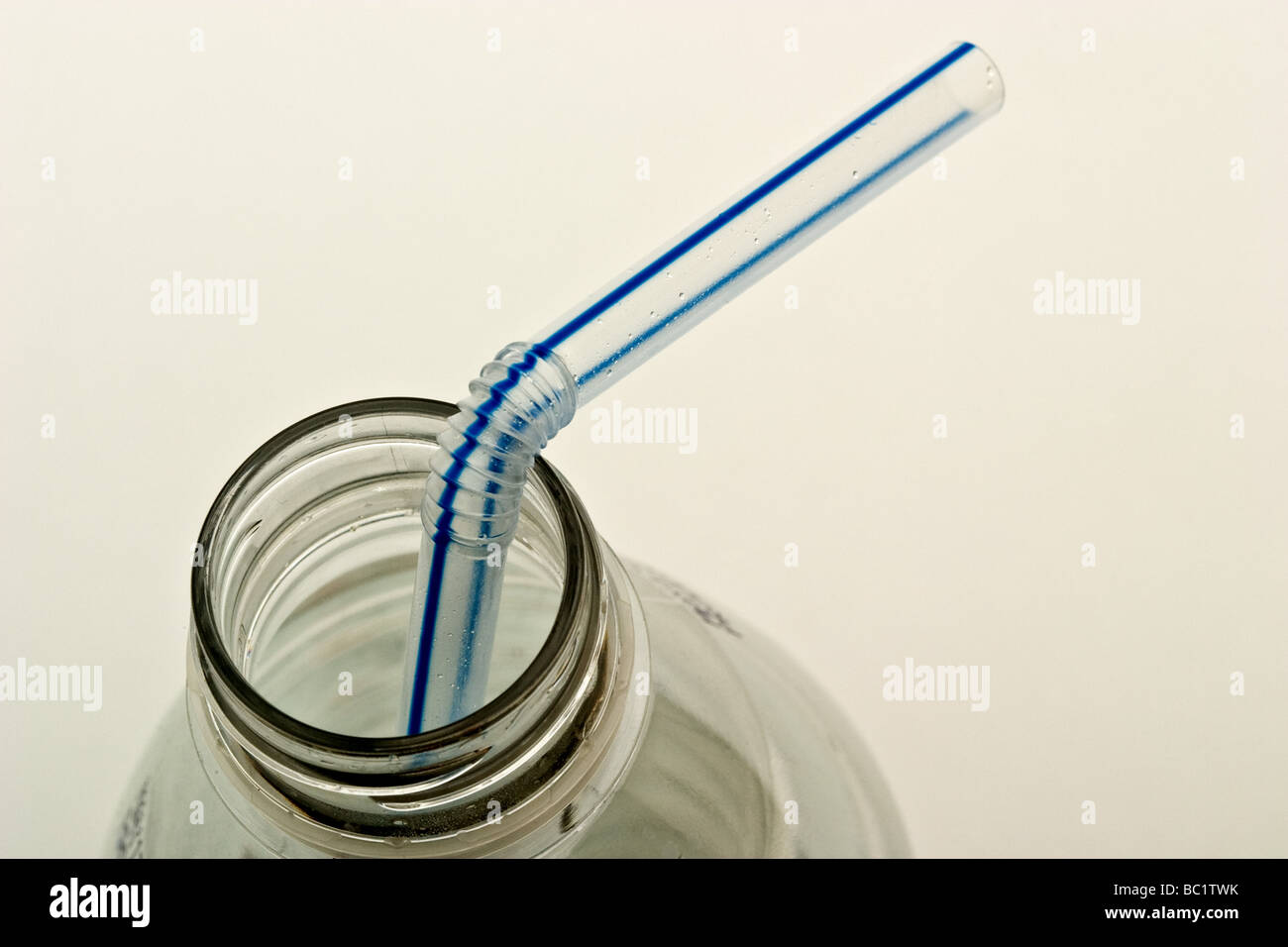 Piegate la paglia di plastica in una bottiglia di plastica trasparente di acqua Foto Stock