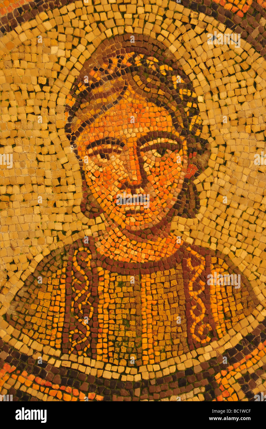 Un antico mosaico romano che ben raffigura la testa e le spalle di una donna con sguardo premuroso nel golden piastrelle Foto Stock