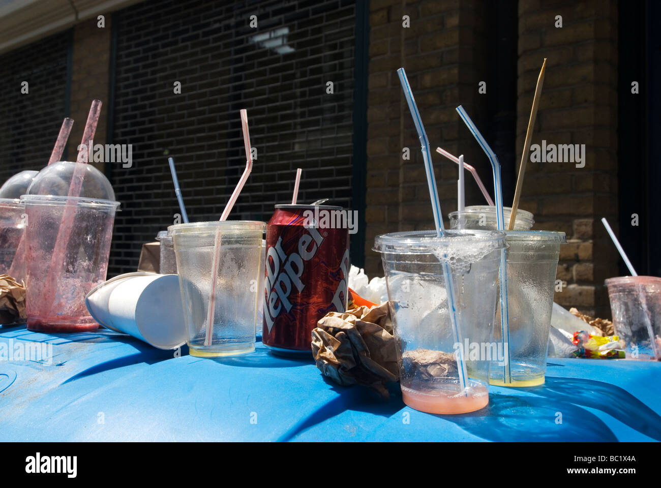 Brick Lane domenica 21 giugno rifiuti scartati principalmente portare via i bicchieri Foto Stock