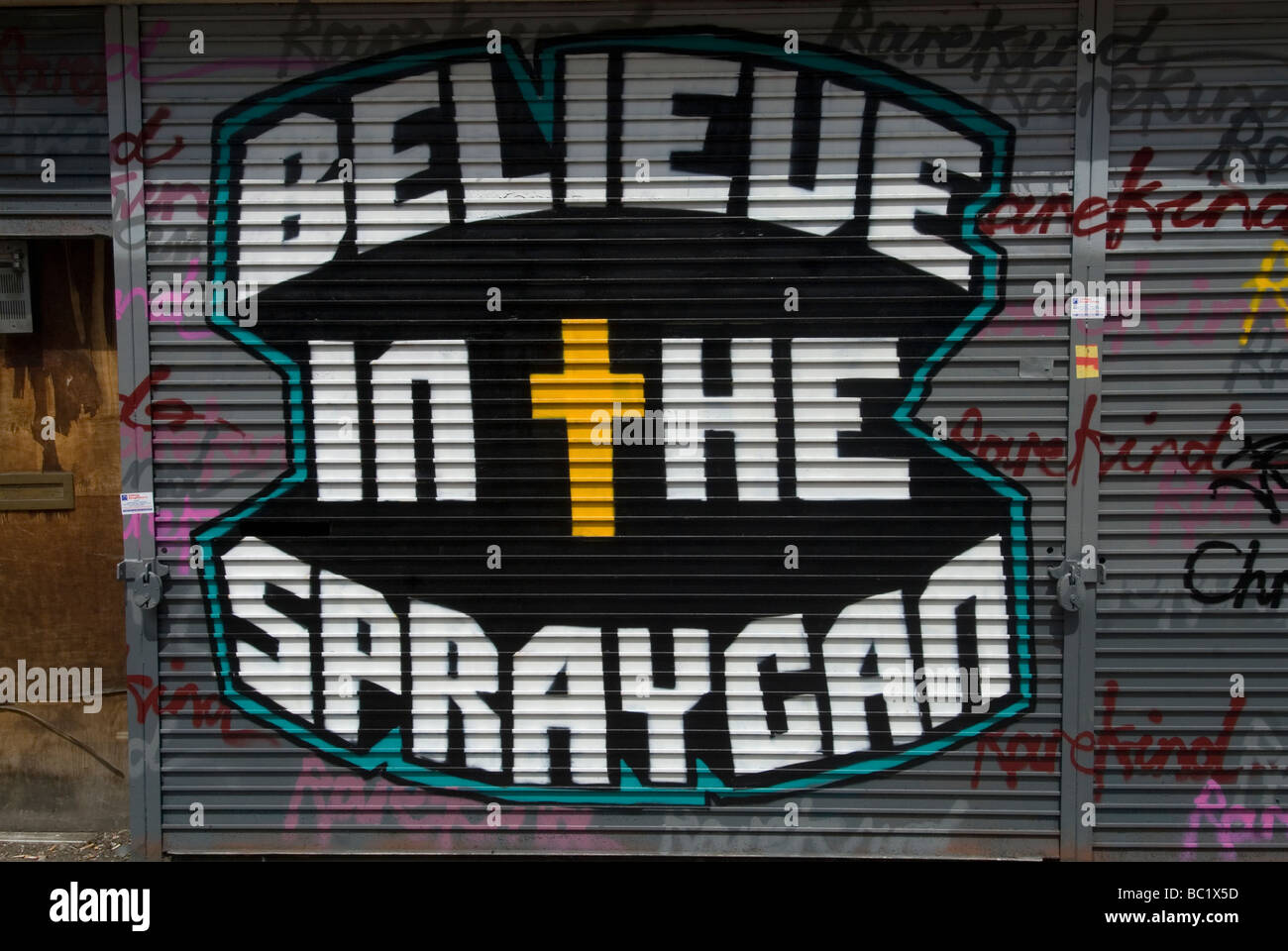 Brick Lane domenica 21 giugno Shutter sulla galleria di graffitti credono nella Spraycan Foto Stock
