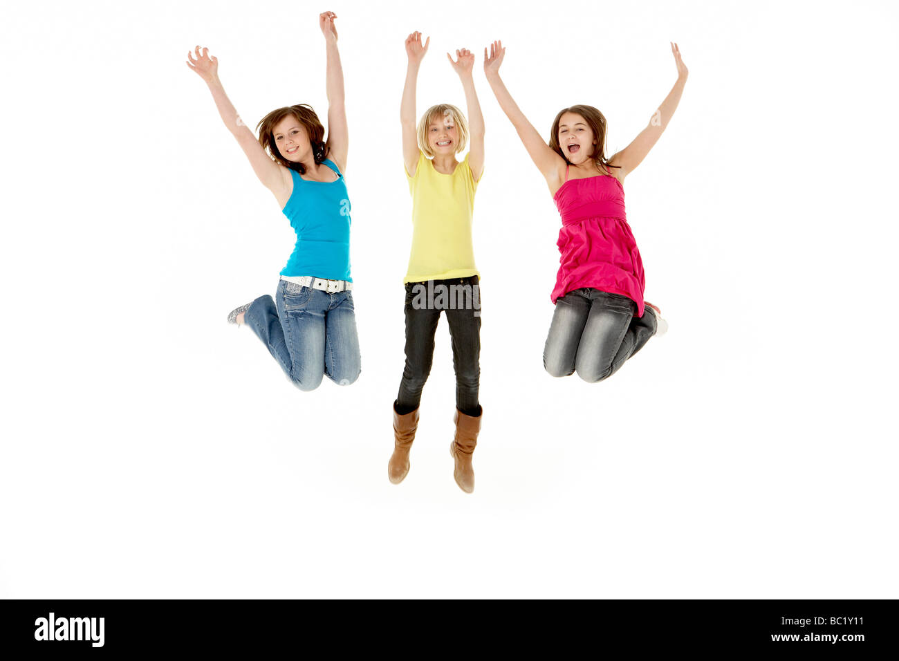 Gruppo di tre giovani ragazze salto in aria Foto Stock