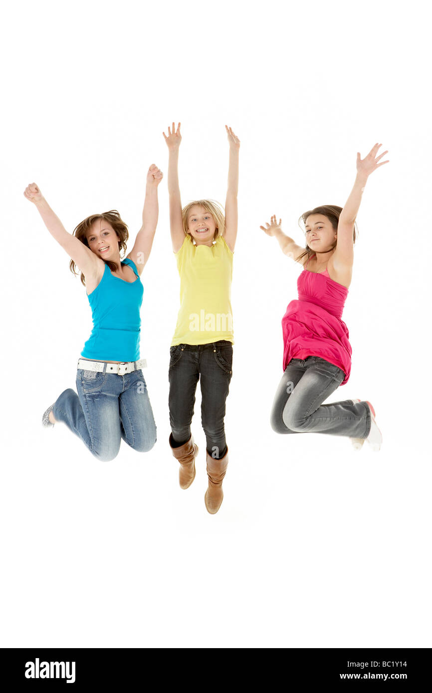 Gruppo di tre giovani ragazze salto in aria Foto Stock