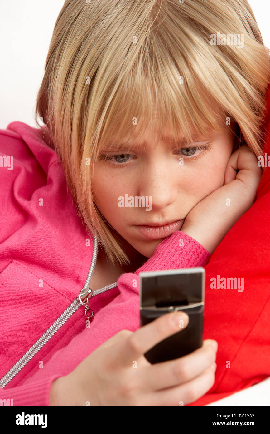 Ragazza giovane leggendo il testo e guardando preoccupato Foto Stock