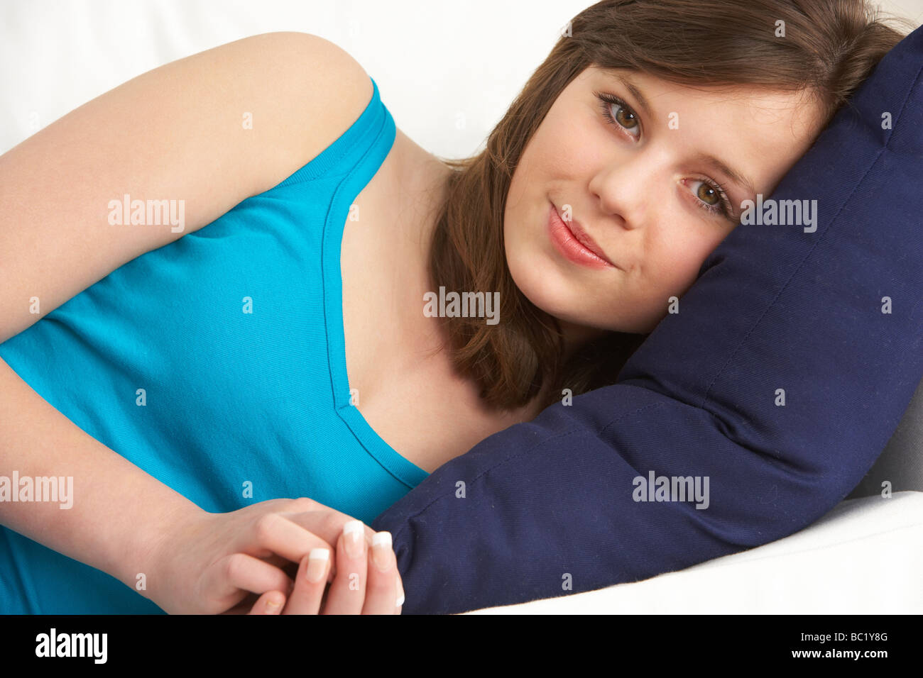Giovane ragazza rilassante sul divano Foto Stock