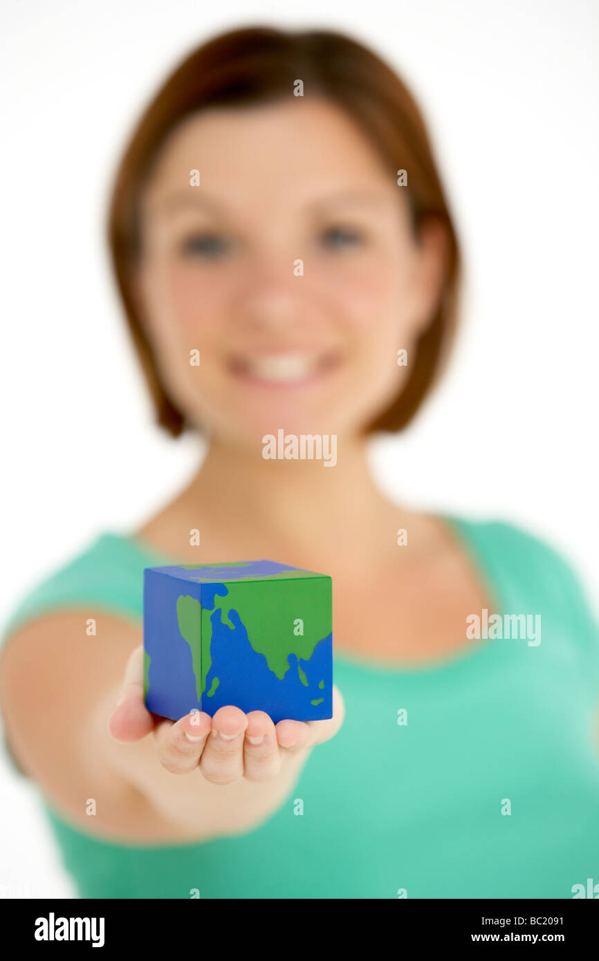 Donna di contenimento a forma di cubo Globe Foto Stock