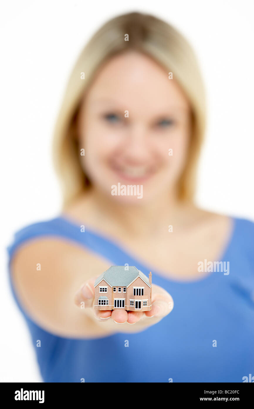 Donna che mantiene modello di casa Foto Stock