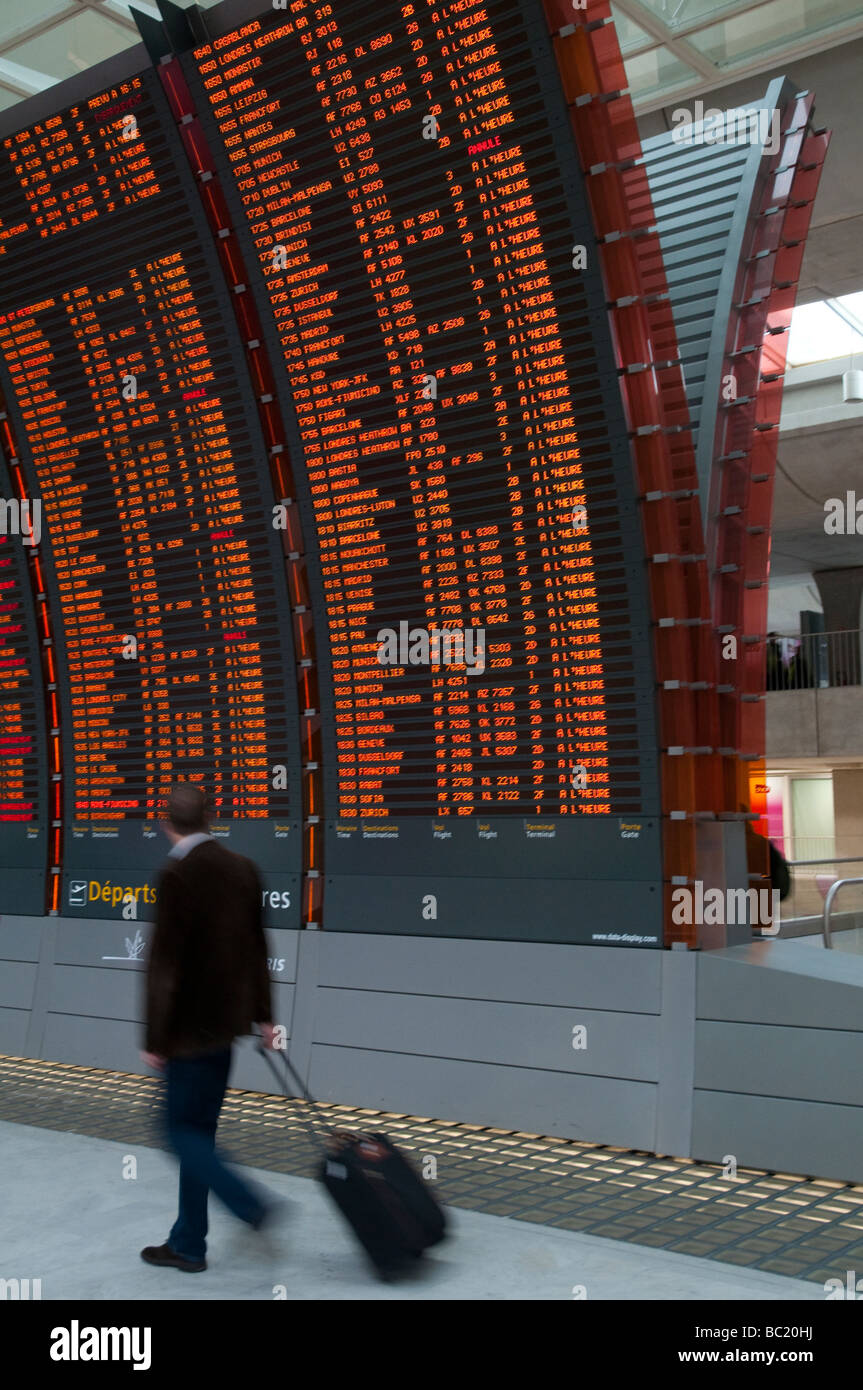 Francia Paris Roissy Aeroporto voli pianificazione display digitale persone di passaggio e guardare Foto Stock