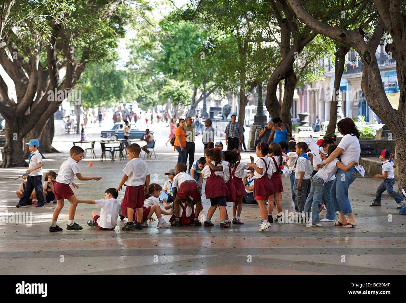 Scolari prendendo una pausa al di fuori del Prado, Central Havana, Cuba Foto Stock
