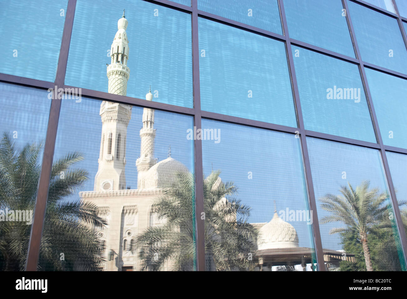 Dubai, la Moschea di Jumeirah si riflette in un ufficio moderno Foto Stock