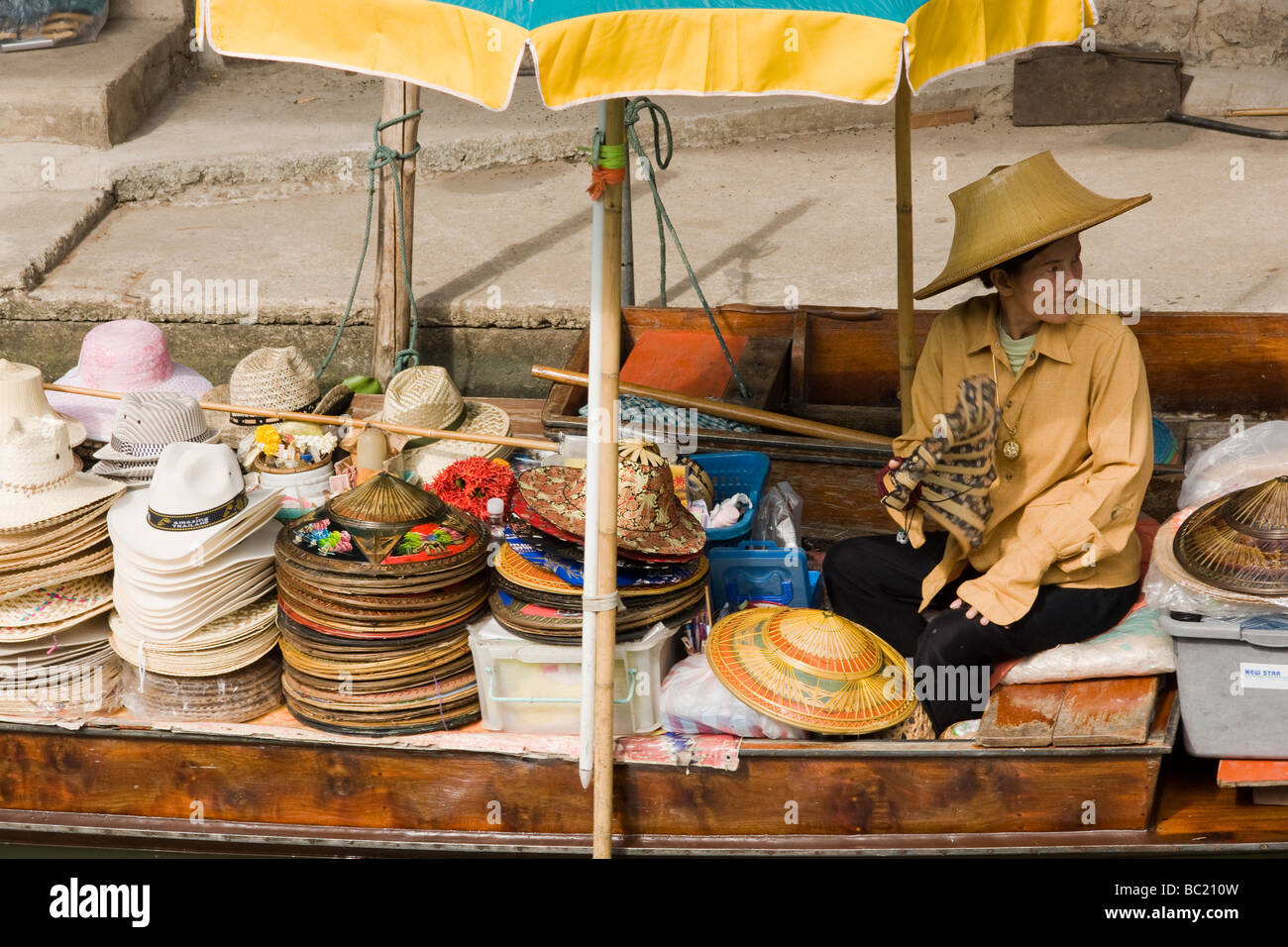 Hat venditore in barca al mercato di acqua, Bangkok, Thailandia. Foto Stock