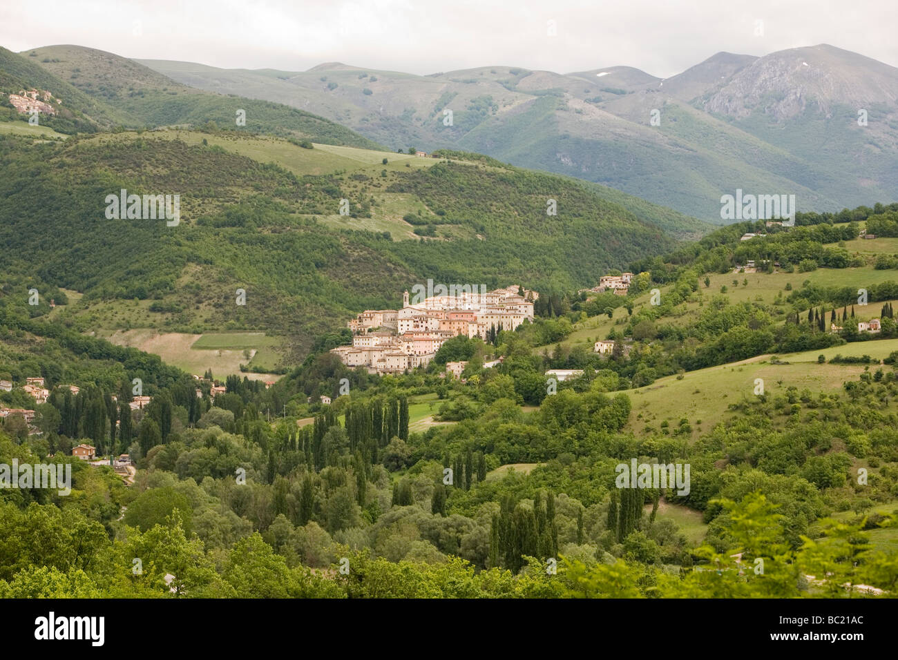 Antica cittadina di Preci in provincia di Perugia italiani nelle colline dell Umbria circondato da cipressi Foto Stock