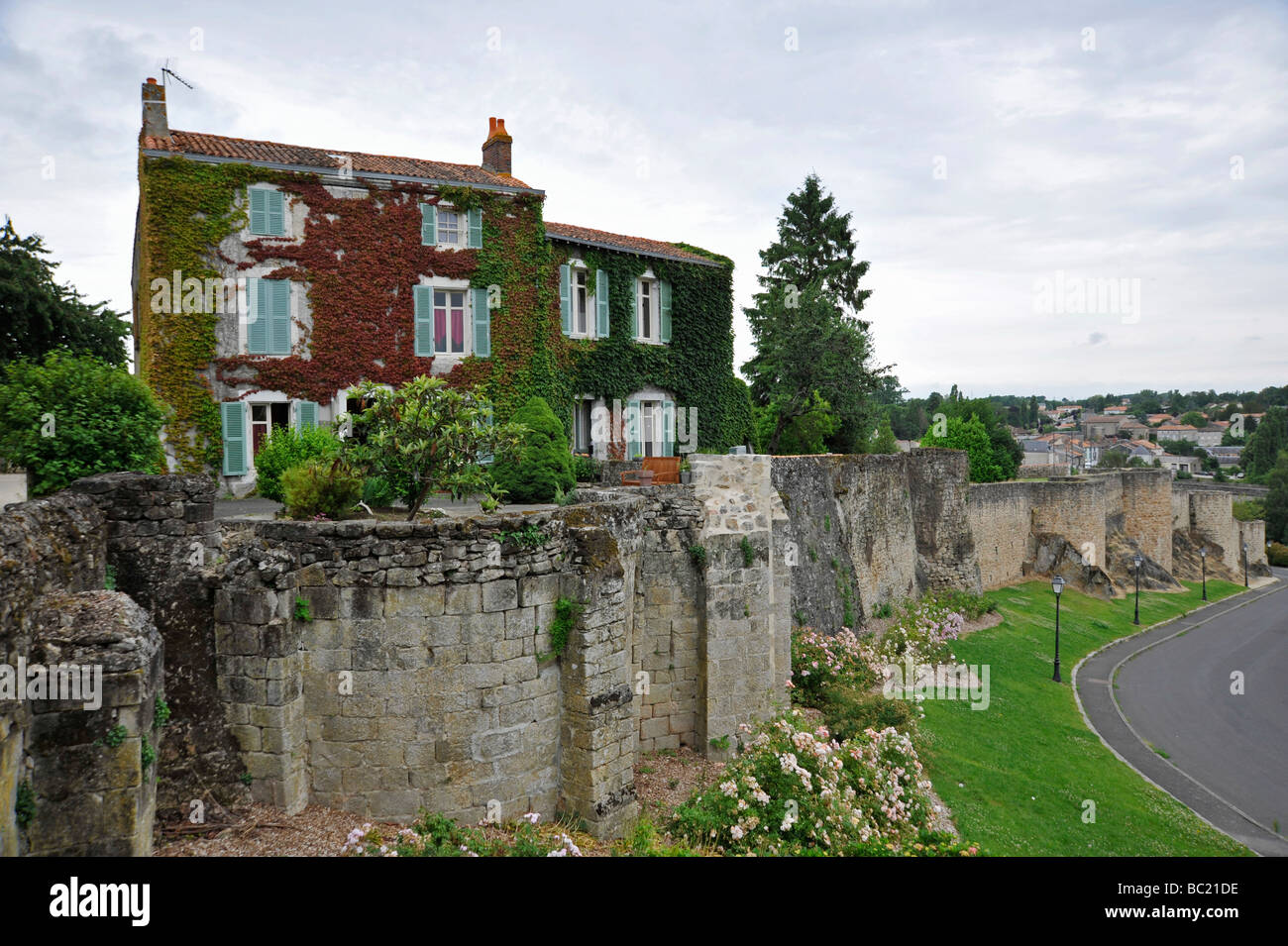 Vecchia casa storica in mura merlate, Parthenay , Deux-Sevres, Francia. Foto Stock