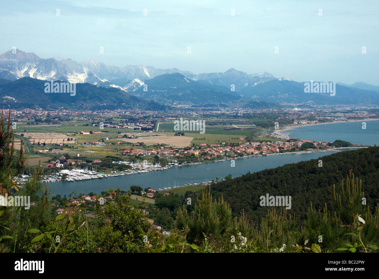 Vista della foce del fiume Magra e le montagne di Carrara in background Foto Stock
