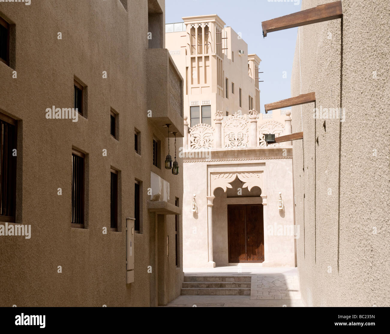 Un albergo immacolato angolo di Bastakia, il quartiere di Bur Dubai con graziosamente restaurato architectecture tradizionali Foto Stock