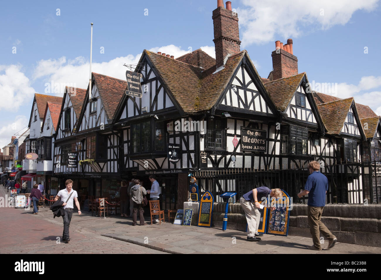 Xvi secolo i tessitori vecchio ristorante della casa in edificio con travi di legno circa 1500 nel centro della citta'. Canterbury Kent England Regno Unito Gran Bretagna Foto Stock