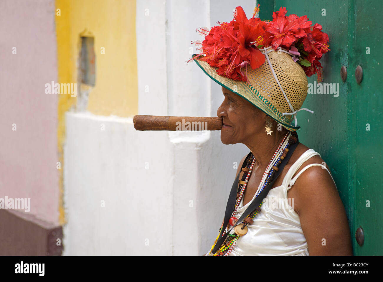 Anziana donna cubana con un enorme sigaro. L'Avana, Cuba Foto Stock