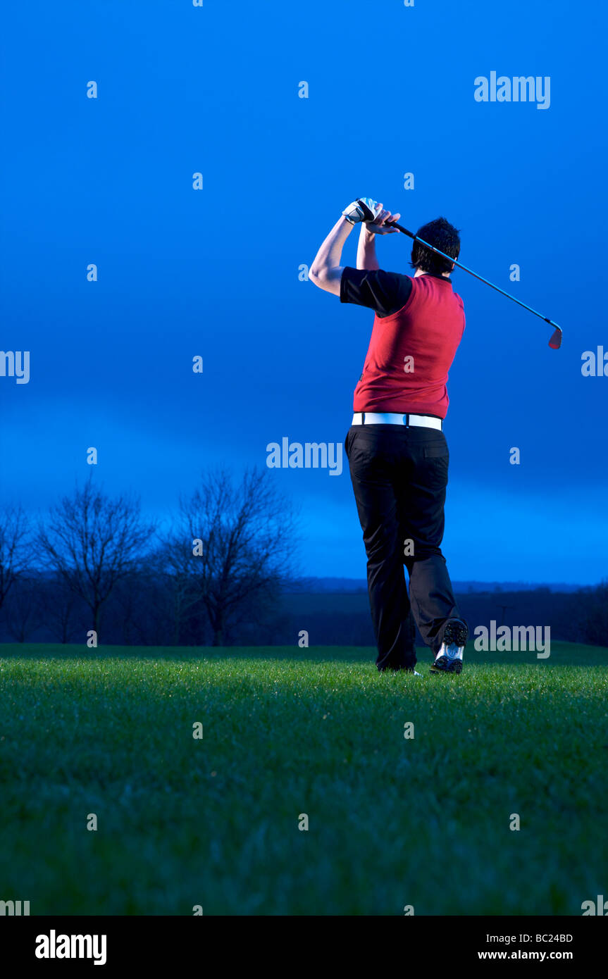 Il Golfer giocare di notte Foto Stock