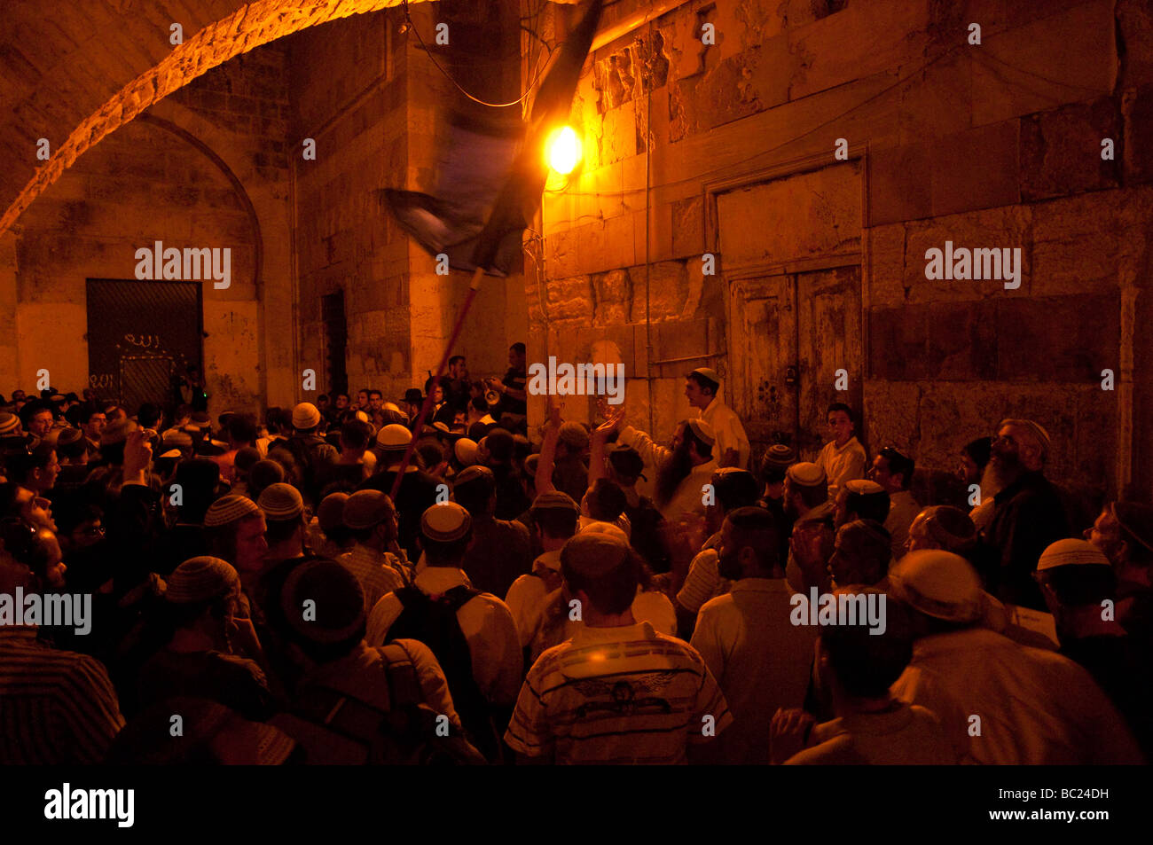 Israele Gerusalemme la città vecchia di coloni protesta raccolta attorno alla spianata delle moschee al monte del tempio Foto Stock