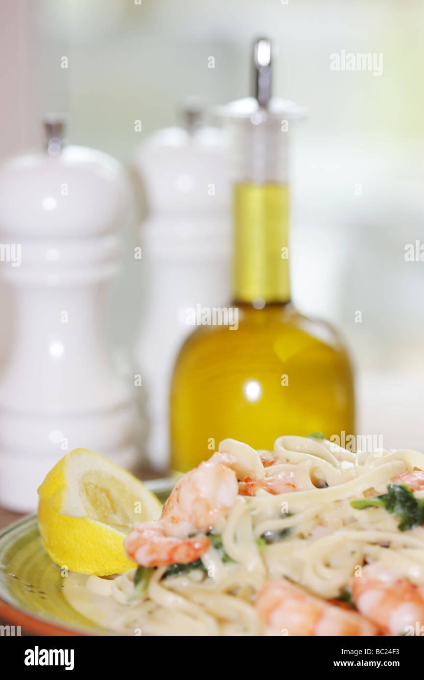 Freschi e saporiti Stile Italiano boreale Seafood Linguine con una cremosa salsa alla carbonara con n. di persone Foto Stock