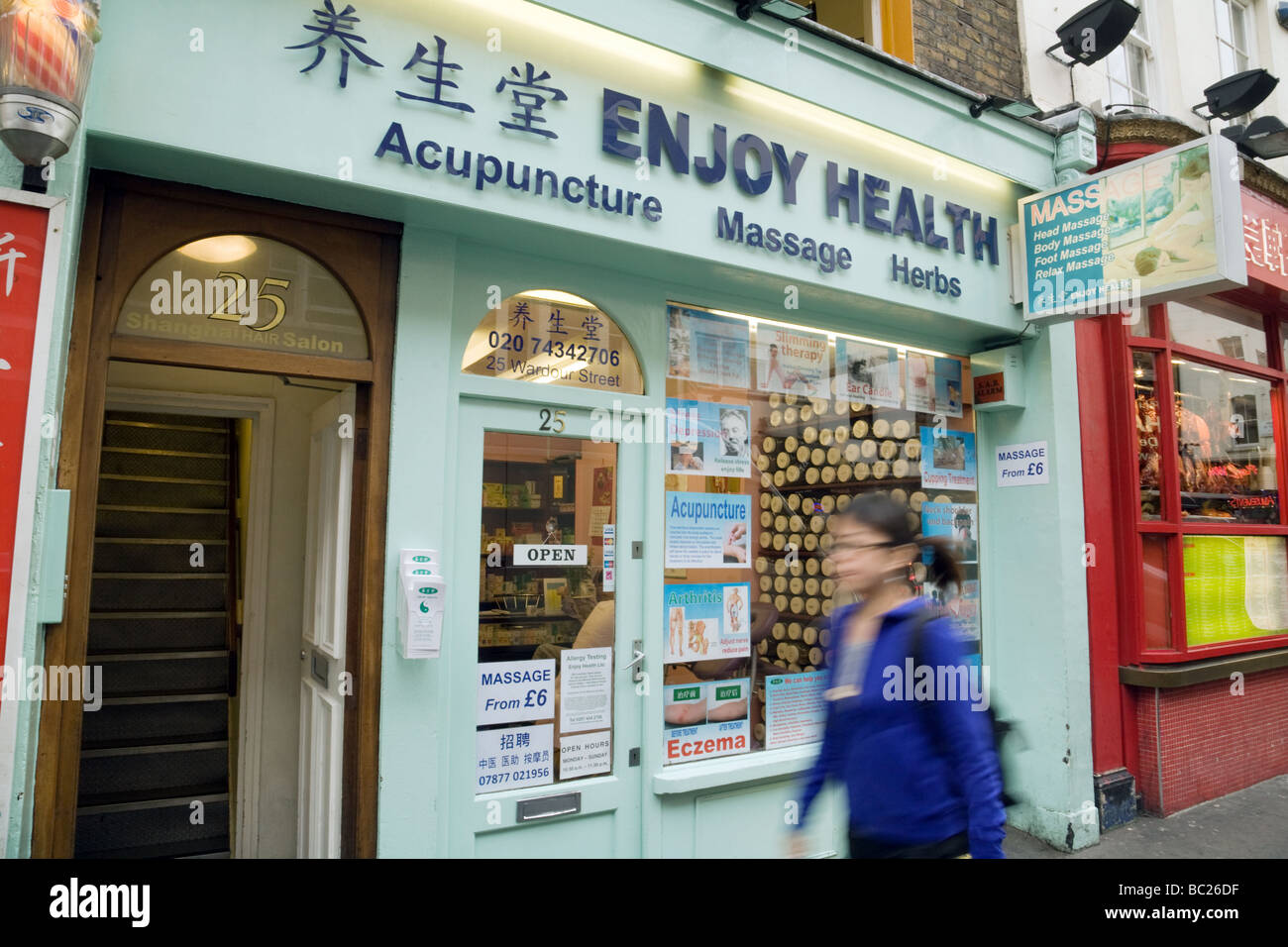 Una medicina cinese negozio a Chinatown, London, Regno Unito Foto Stock